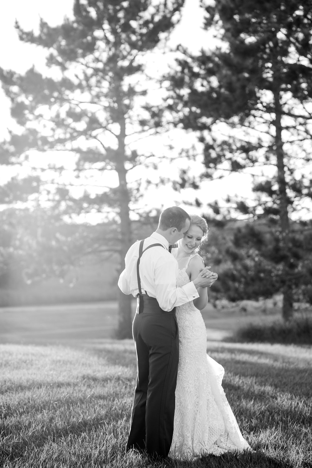 http://www.amberlangerud.com/blog/summertime-country-styled-barn-wedding-on-the-lake-at-the-barn-at-five-lakes-near-frazee-mn-adrienne-nick/2017/7/4