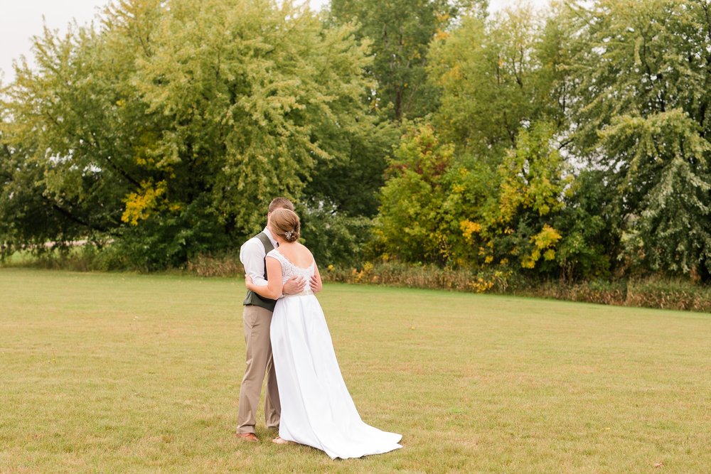 AmberLangerudPhotography_Fall, Barn At Dunvilla Wedding with outdoor ceremony_3289.jpg