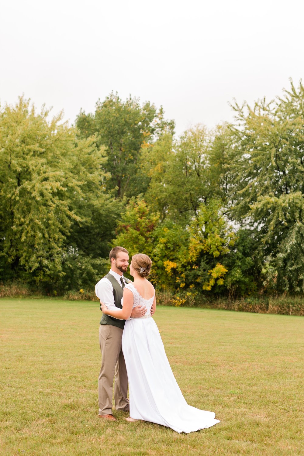 AmberLangerudPhotography_Fall, Barn At Dunvilla Wedding with outdoor ceremony_3292.jpg