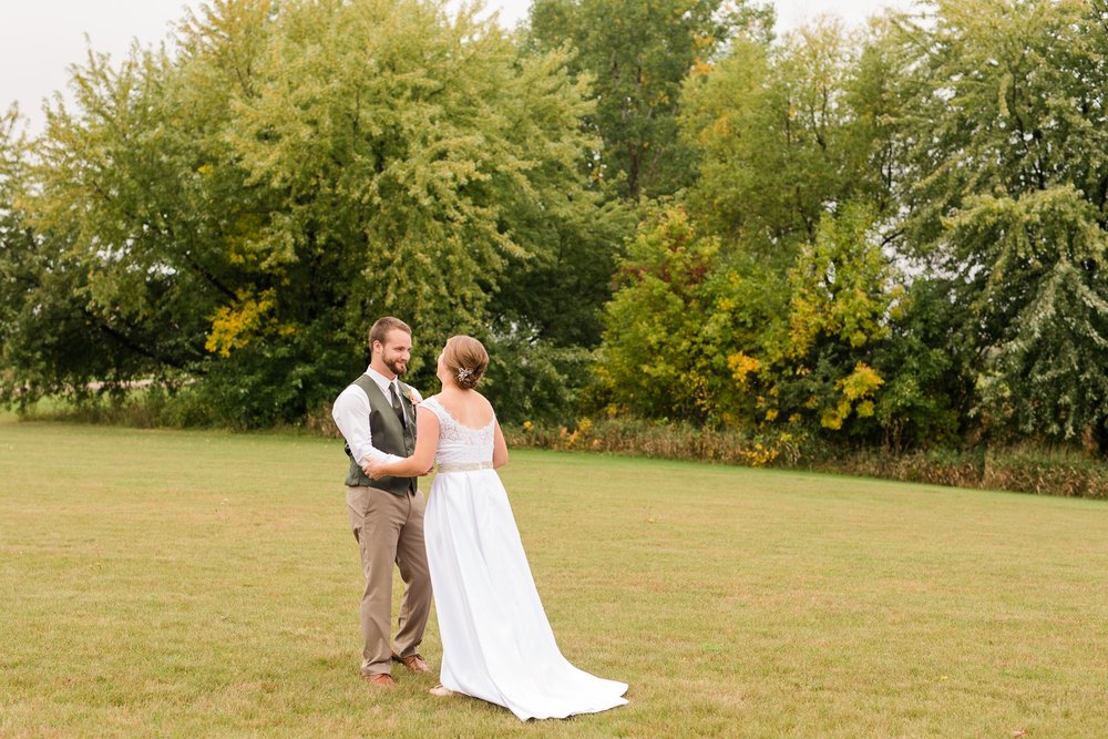 AmberLangerudPhotography_Fall, Barn At Dunvilla Wedding with outdoor ceremony_3295.jpg