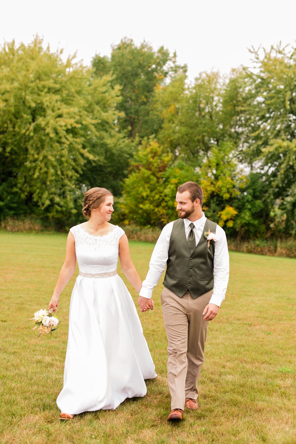AmberLangerudPhotography_Fall, Barn At Dunvilla Wedding with outdoor ceremony_3303.jpg