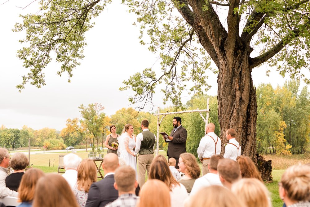 AmberLangerudPhotography_Fall, Barn At Dunvilla Wedding with outdoor ceremony_3344.jpg