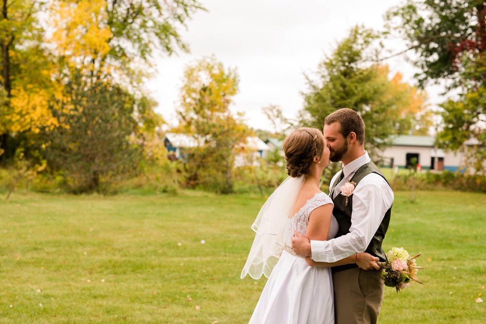 AmberLangerudPhotography_Fall, Barn At Dunvilla Wedding with outdoor ceremony_3350.jpg
