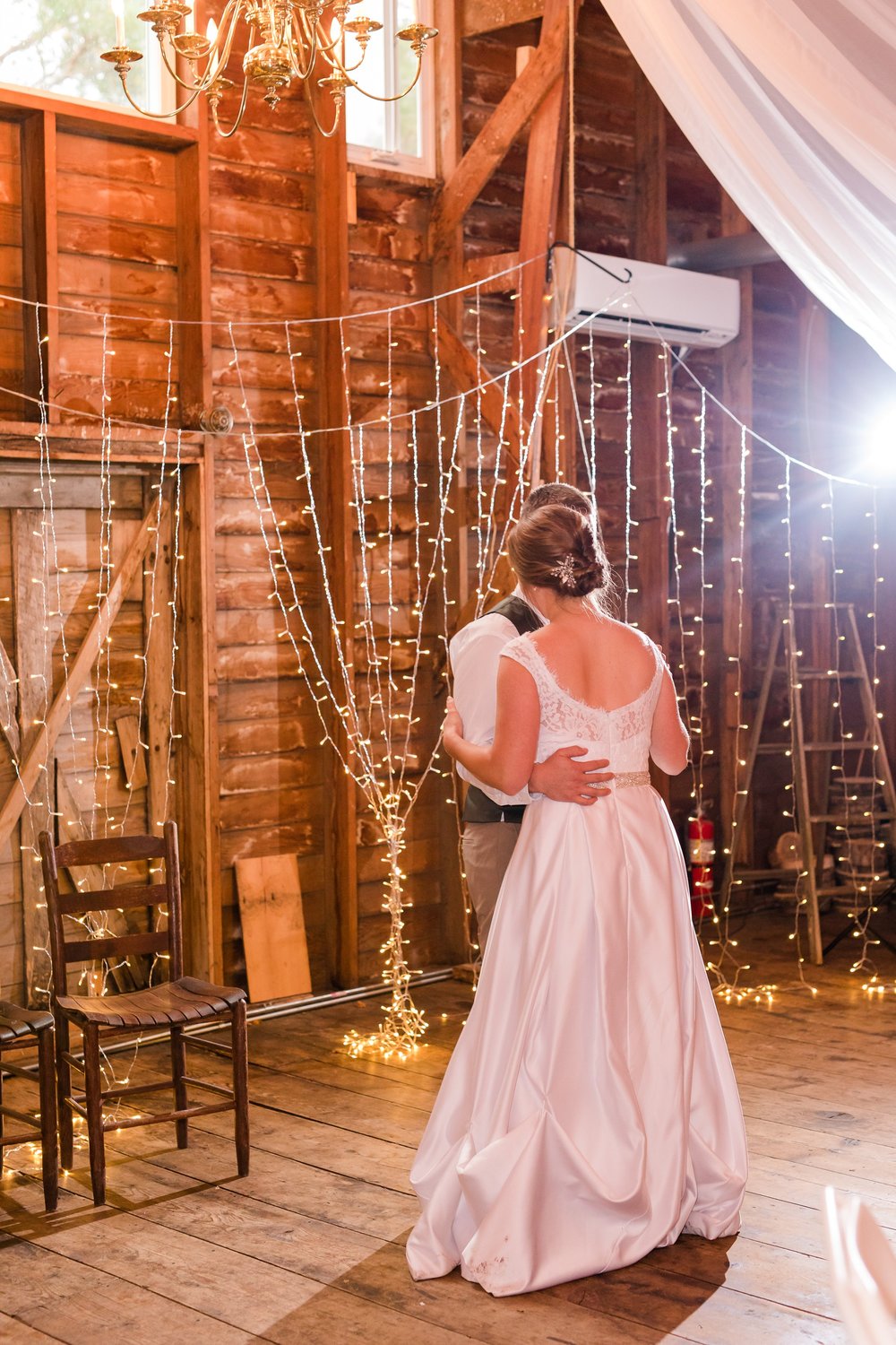 AmberLangerudPhotography_Fall, Barn At Dunvilla Wedding with outdoor ceremony_3365.jpg