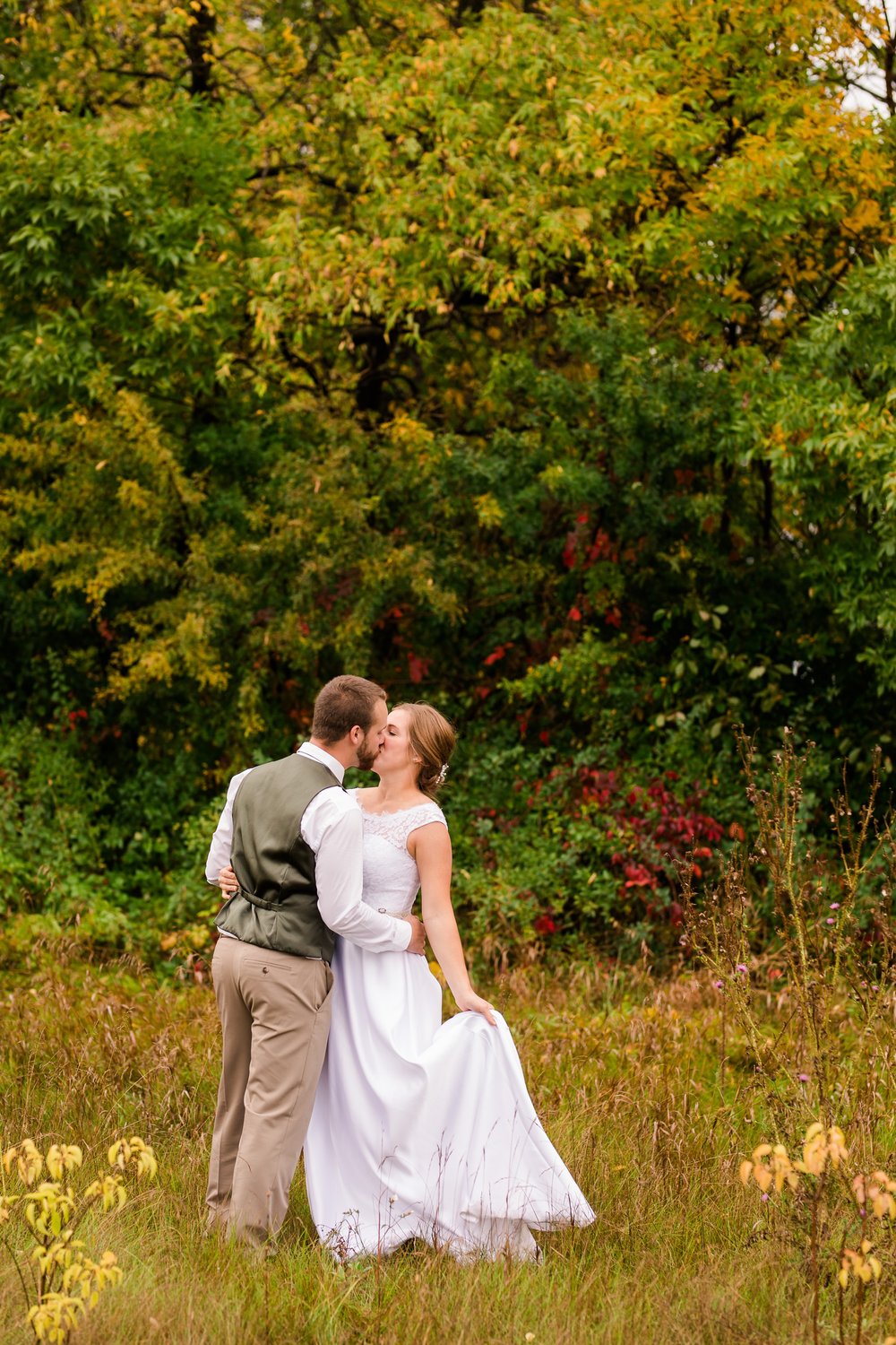 AmberLangerudPhotography_Fall, Barn At Dunvilla Wedding with outdoor ceremony_3374.jpg