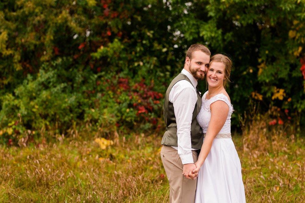 AmberLangerudPhotography_Fall, Barn At Dunvilla Wedding with outdoor ceremony_3375.jpg