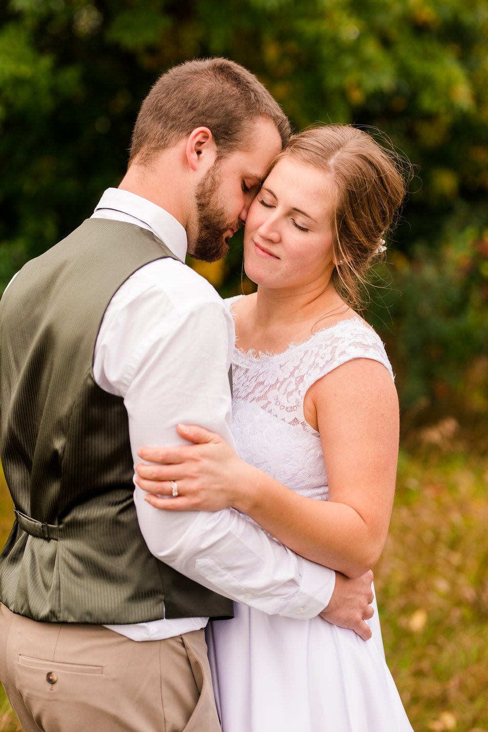 AmberLangerudPhotography_Fall, Barn At Dunvilla Wedding with outdoor ceremony_3376.jpg