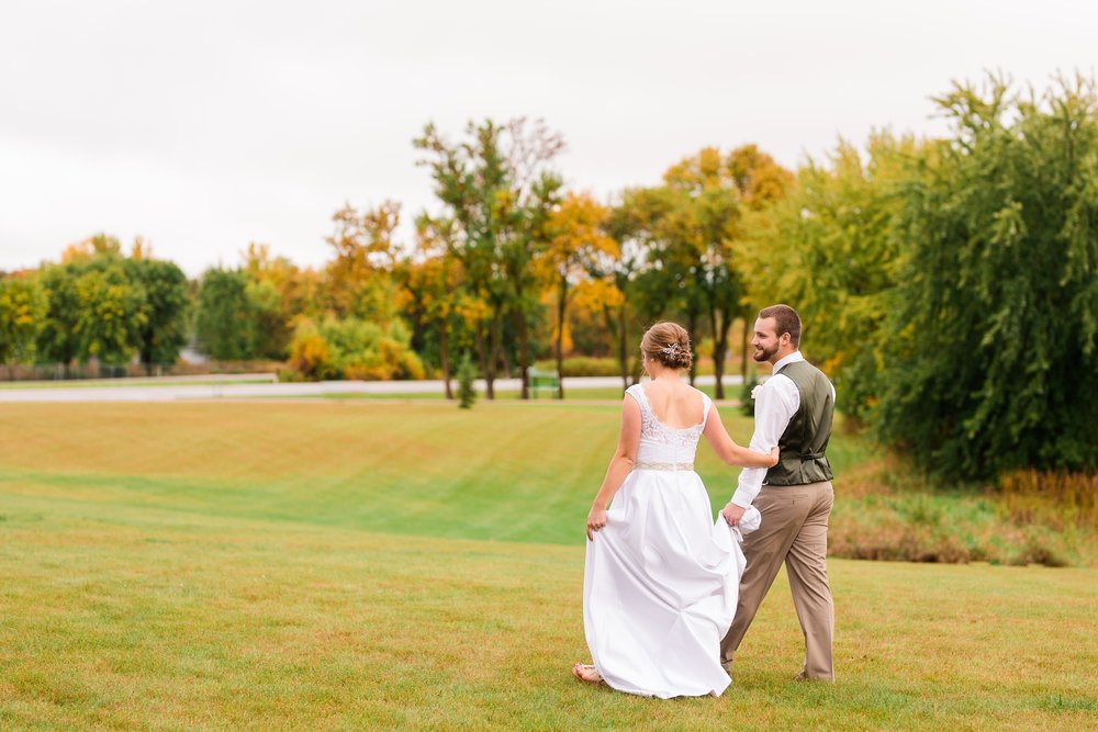 AmberLangerudPhotography_Fall, Barn At Dunvilla Wedding with outdoor ceremony_3381.jpg