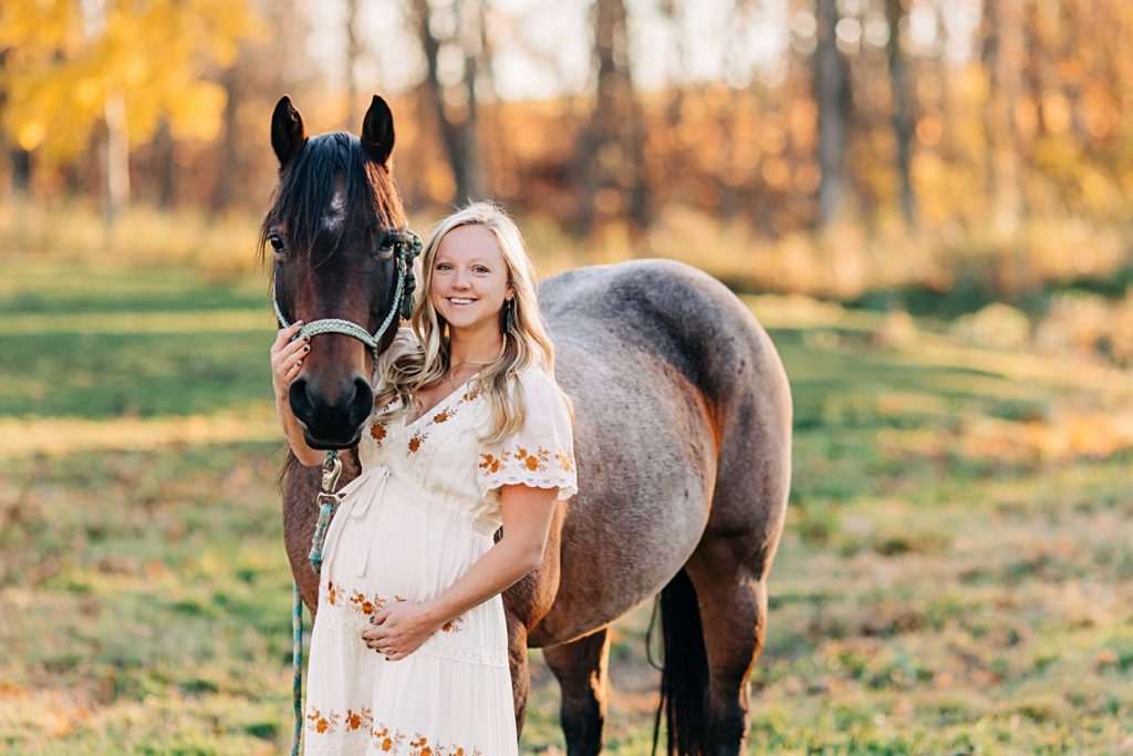 maternity pictures with a quarter horse
