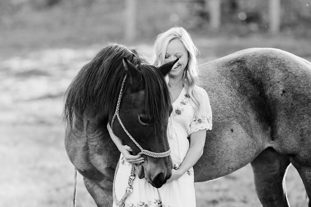 maternity pictures with horses, horse hugging owner